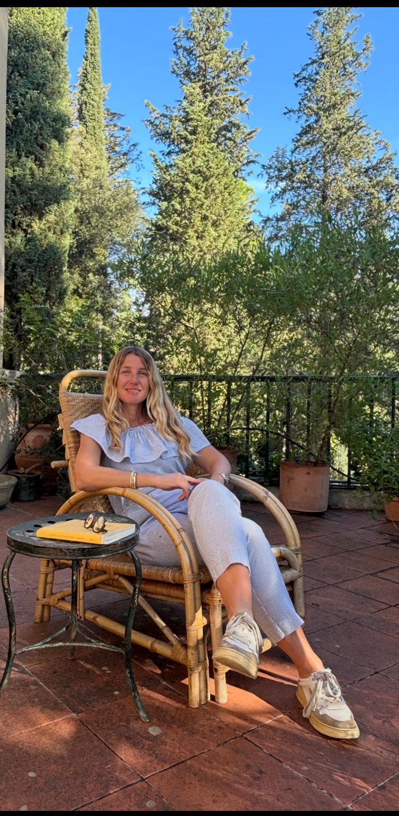 La Dott.ssa Bruschi seduta su una poltrona in terrazza